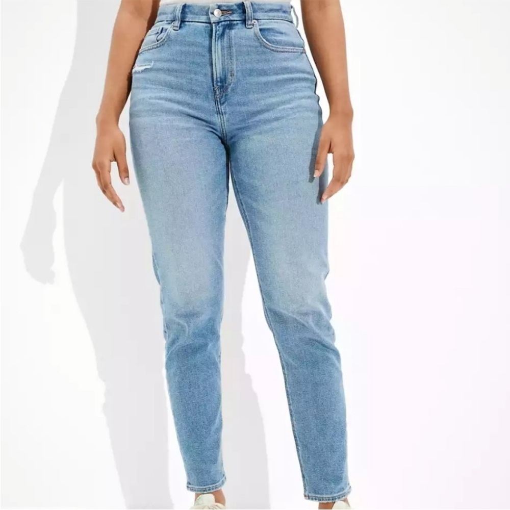 American Eagle Outfitters Short Curvy Light Wash Mom Jeans